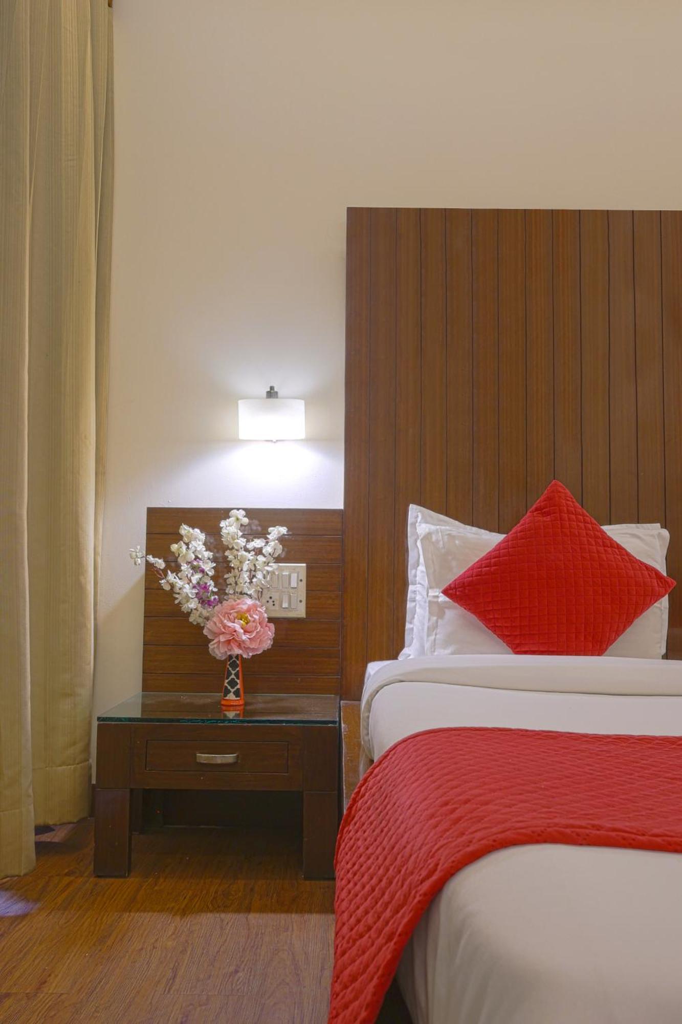 Hotel Haris Mg Road Gurugram Гургаон Экстерьер фото